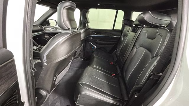 2023 Bright White Clearcoat Jeep Grand Cherokee Overland 4xe 4X4 SUV
