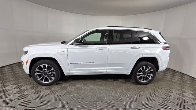 2023 Bright White Clearcoat Jeep Grand Cherokee Overland 4xe 4X4 SUV