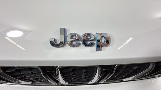 2023 Bright White Clearcoat Jeep Grand Cherokee Overland 4xe 4X4 SUV