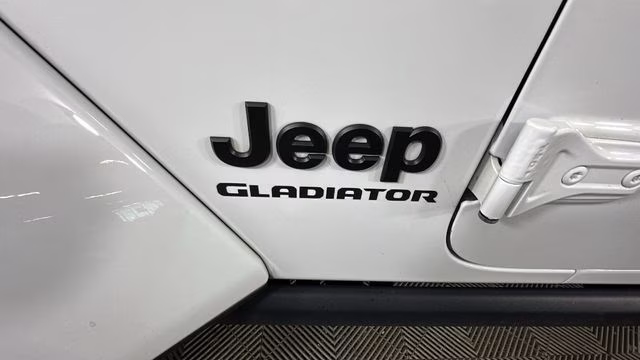 2021 Bright White Clearcoat Jeep Gladiator Willys 4X4 Truck