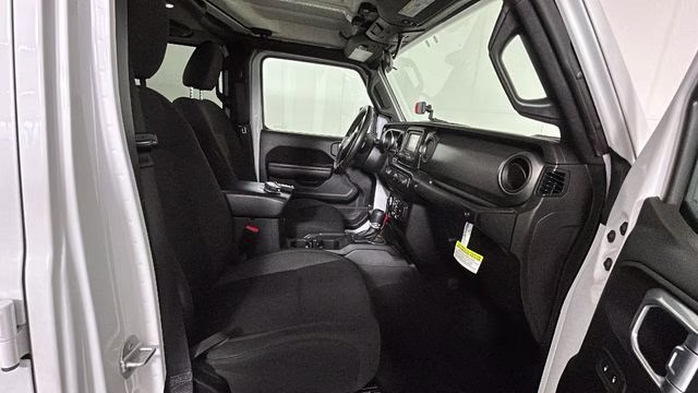 2021 Bright White Clearcoat Jeep Gladiator Willys 4X4 Truck