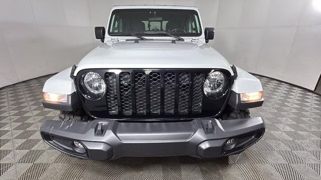 2021 Bright White Clearcoat Jeep Gladiator Willys 4X4 Truck