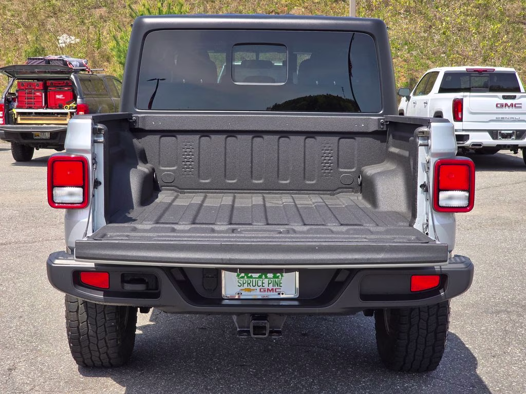 2022 Silver Zynith Clearcoat Jeep Gladiator Sport 4X4 Truck