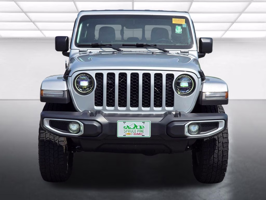 2022 Silver Zynith Clearcoat Jeep Gladiator Sport 4X4 Truck