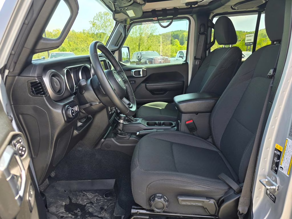 2022 Silver Zynith Clearcoat Jeep Gladiator Sport 4X4 Truck
