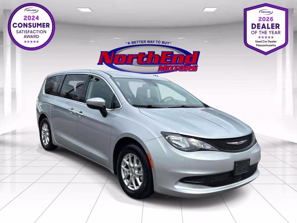 2023 Silver Mist Clearcoat Chrysler Voyager LX FWD Van