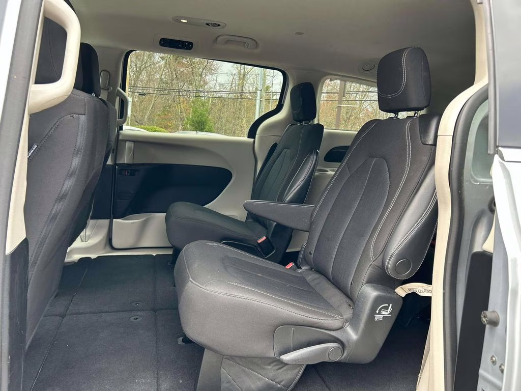 2023 Silver Mist Clearcoat Chrysler Voyager LX FWD Van