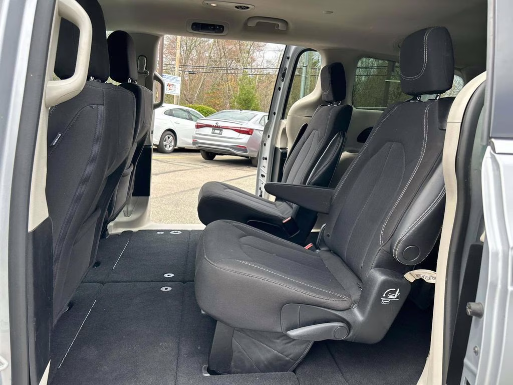 2023 Silver Mist Clearcoat Chrysler Voyager LX FWD Van