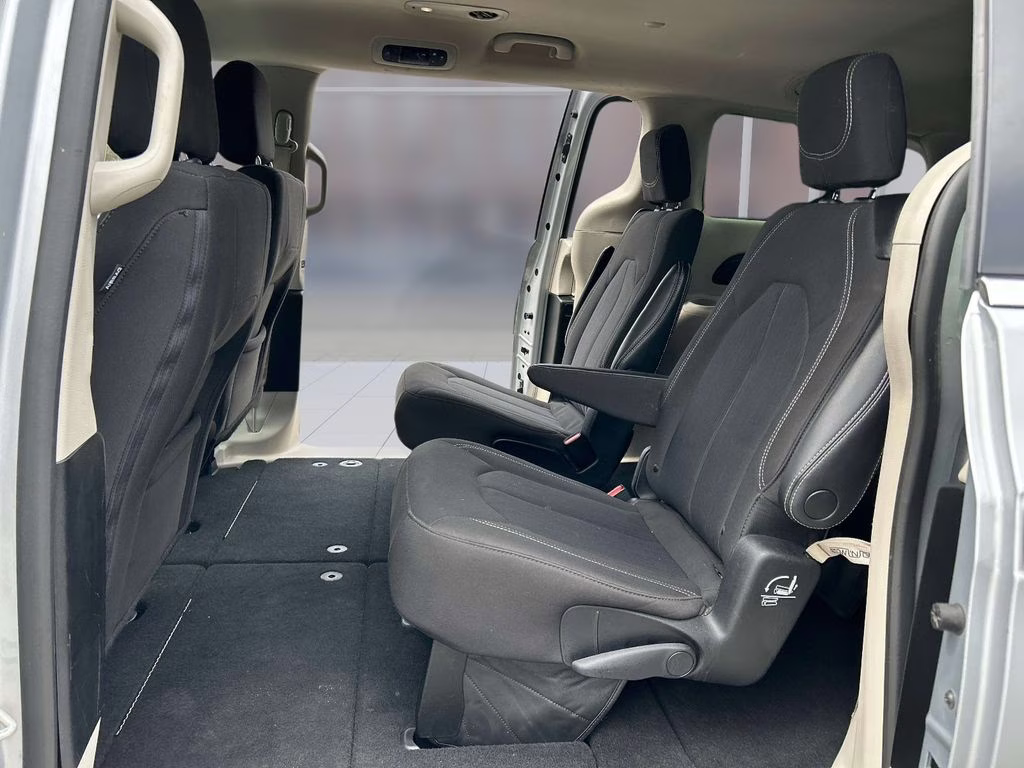 2023 Silver Mist Clearcoat Chrysler Voyager LX FWD Van