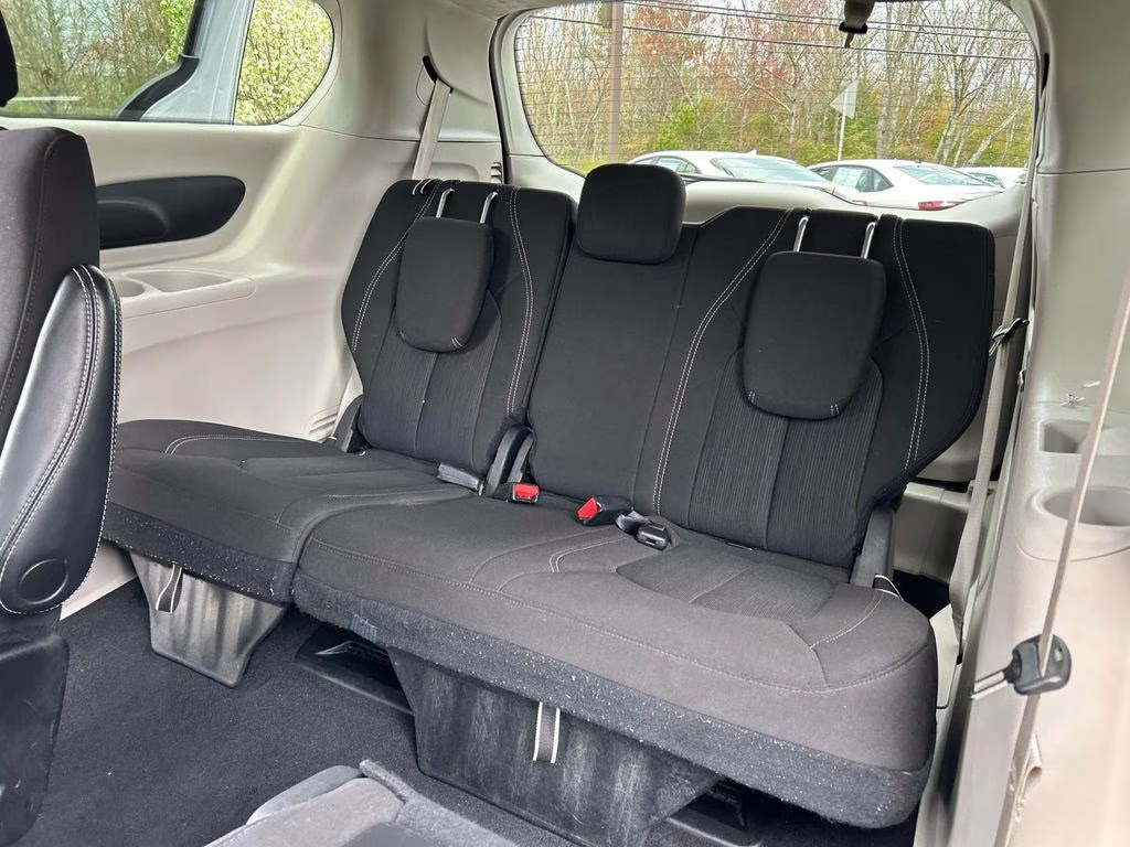 2023 Silver Mist Clearcoat Chrysler Voyager LX FWD Van