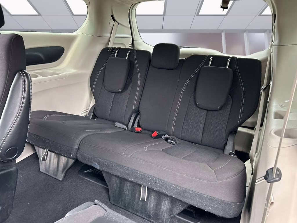 2023 Silver Mist Clearcoat Chrysler Voyager LX FWD Van