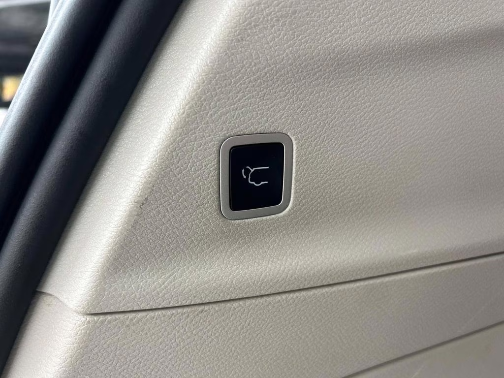 2023 Silver Mist Clearcoat Chrysler Voyager LX FWD Van