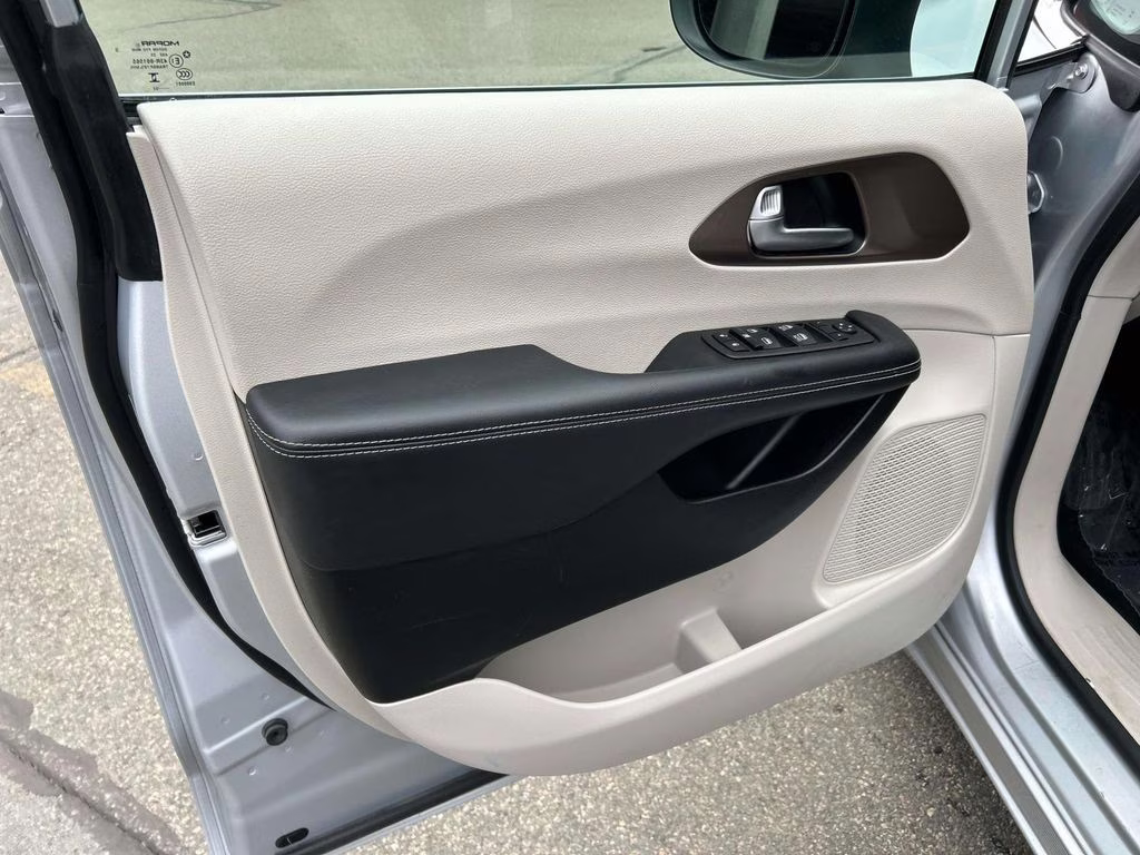 2023 Silver Mist Clearcoat Chrysler Voyager LX FWD Van