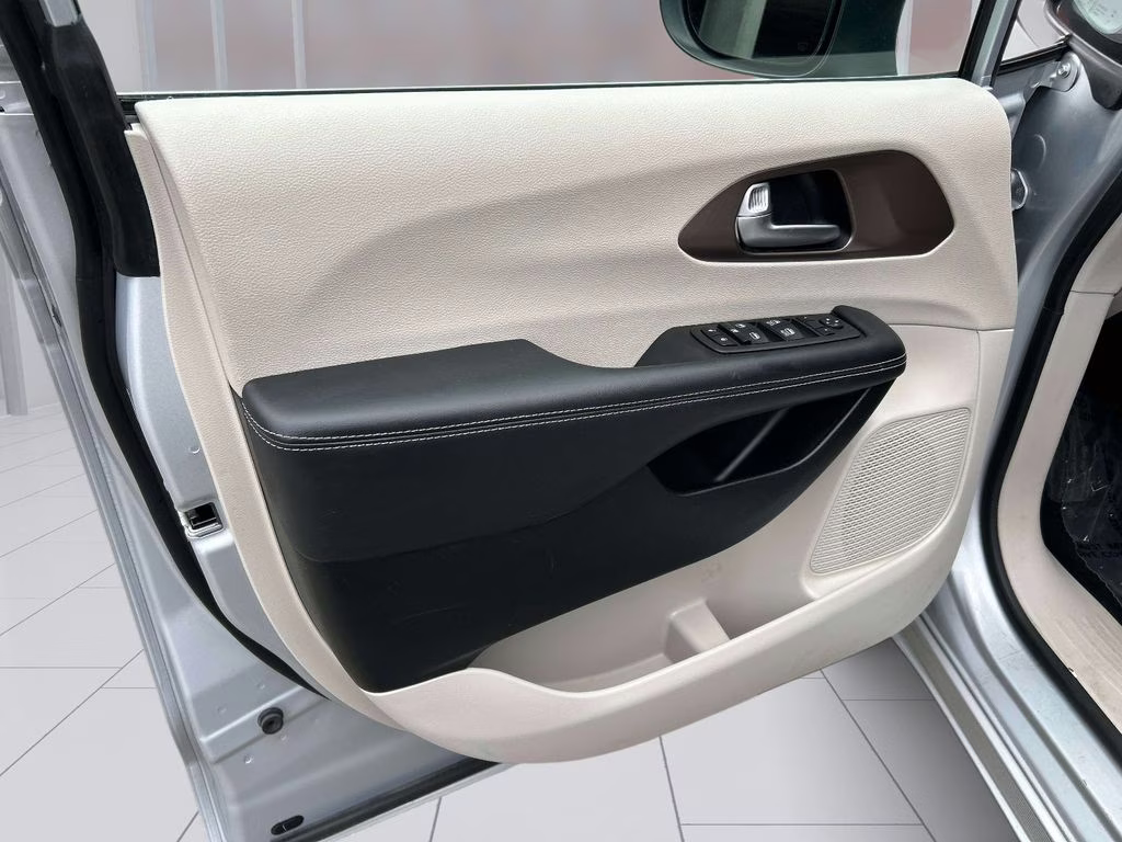 2023 Silver Mist Clearcoat Chrysler Voyager LX FWD Van