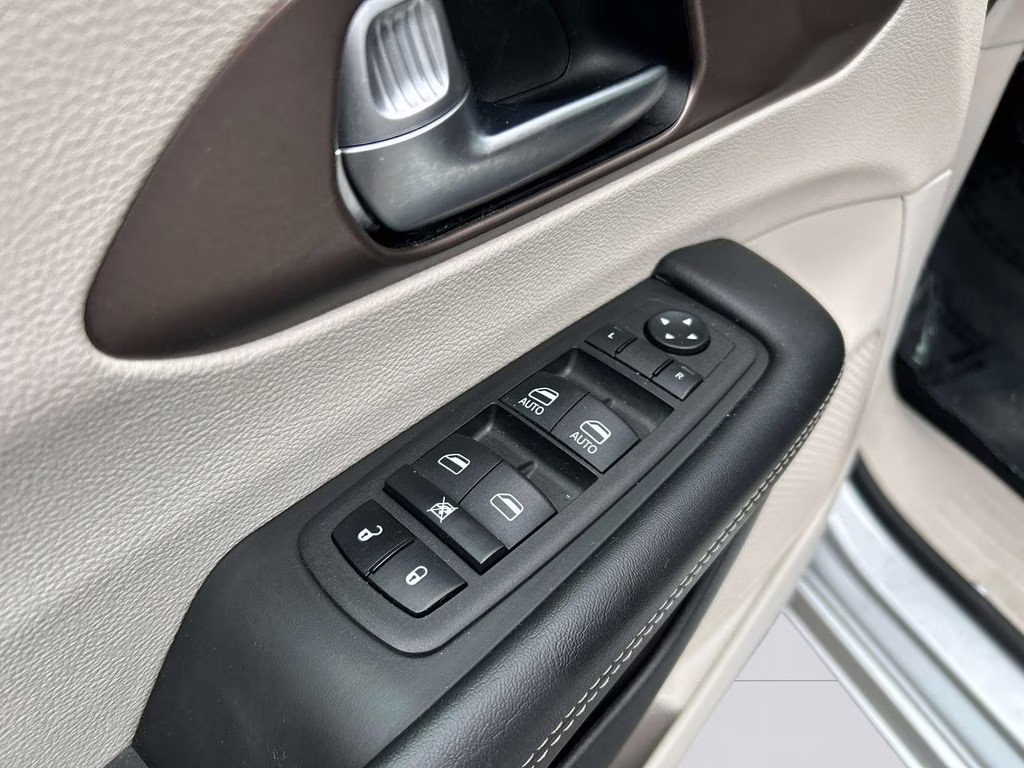 2023 Silver Mist Clearcoat Chrysler Voyager LX FWD Van