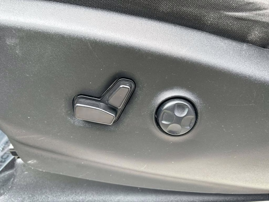 2023 Silver Mist Clearcoat Chrysler Voyager LX FWD Van
