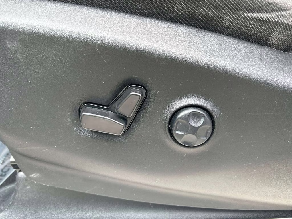 2023 Silver Mist Clearcoat Chrysler Voyager LX FWD Van