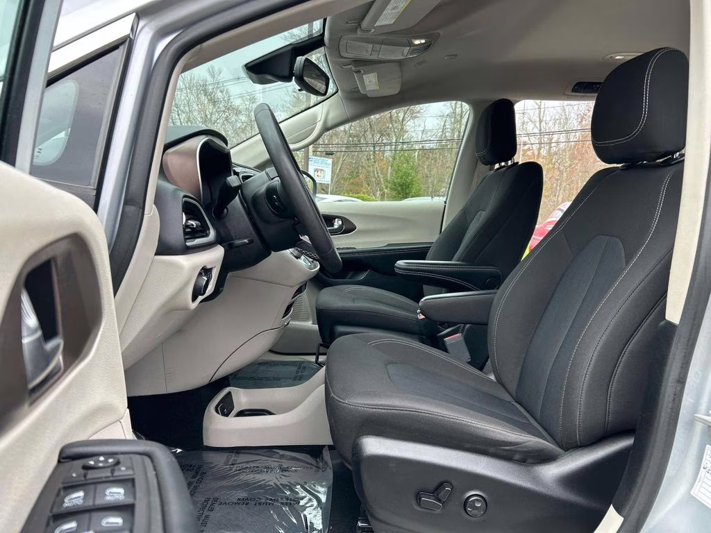 2023 Silver Mist Clearcoat Chrysler Voyager LX FWD Van