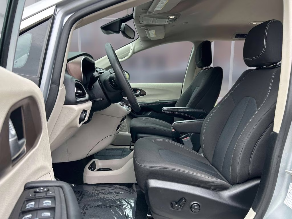2023 Silver Mist Clearcoat Chrysler Voyager LX FWD Van