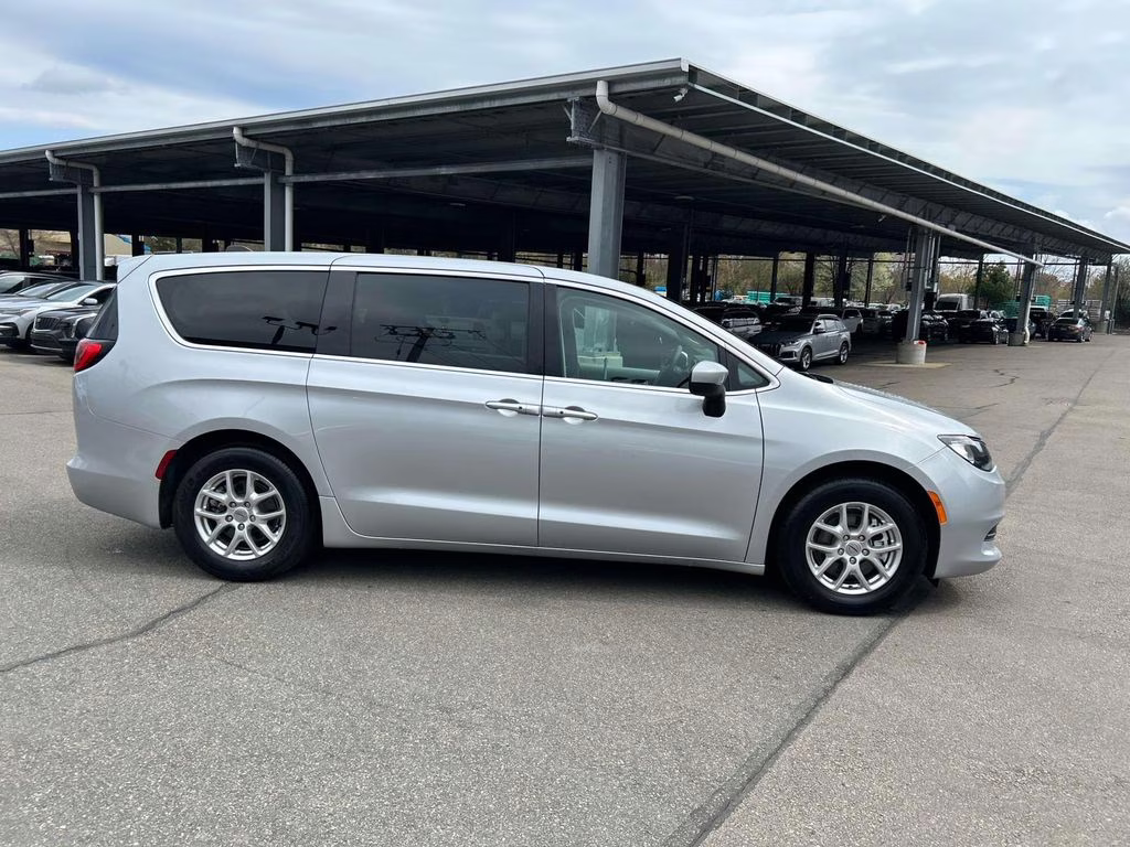 2023 Silver Mist Clearcoat Chrysler Voyager LX FWD Van