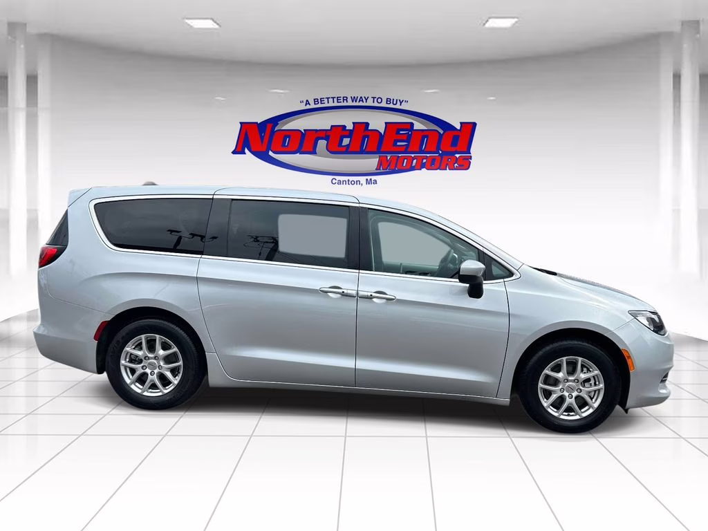 2023 Silver Mist Clearcoat Chrysler Voyager LX FWD Van