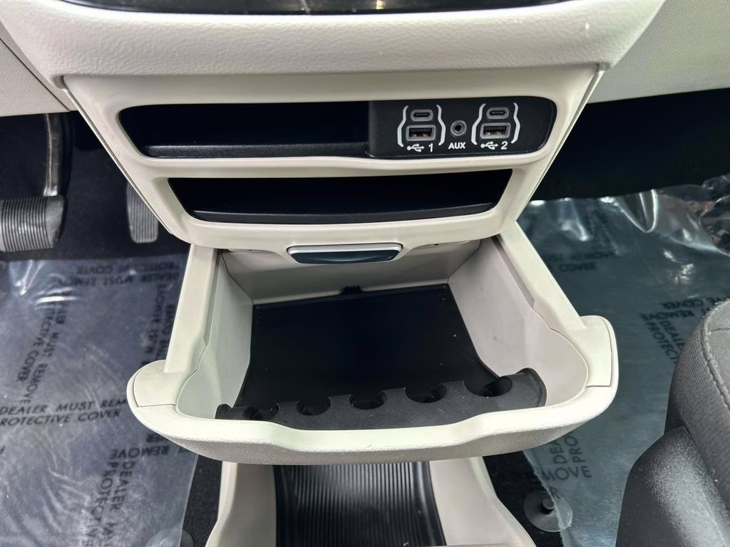 2023 Silver Mist Clearcoat Chrysler Voyager LX FWD Van