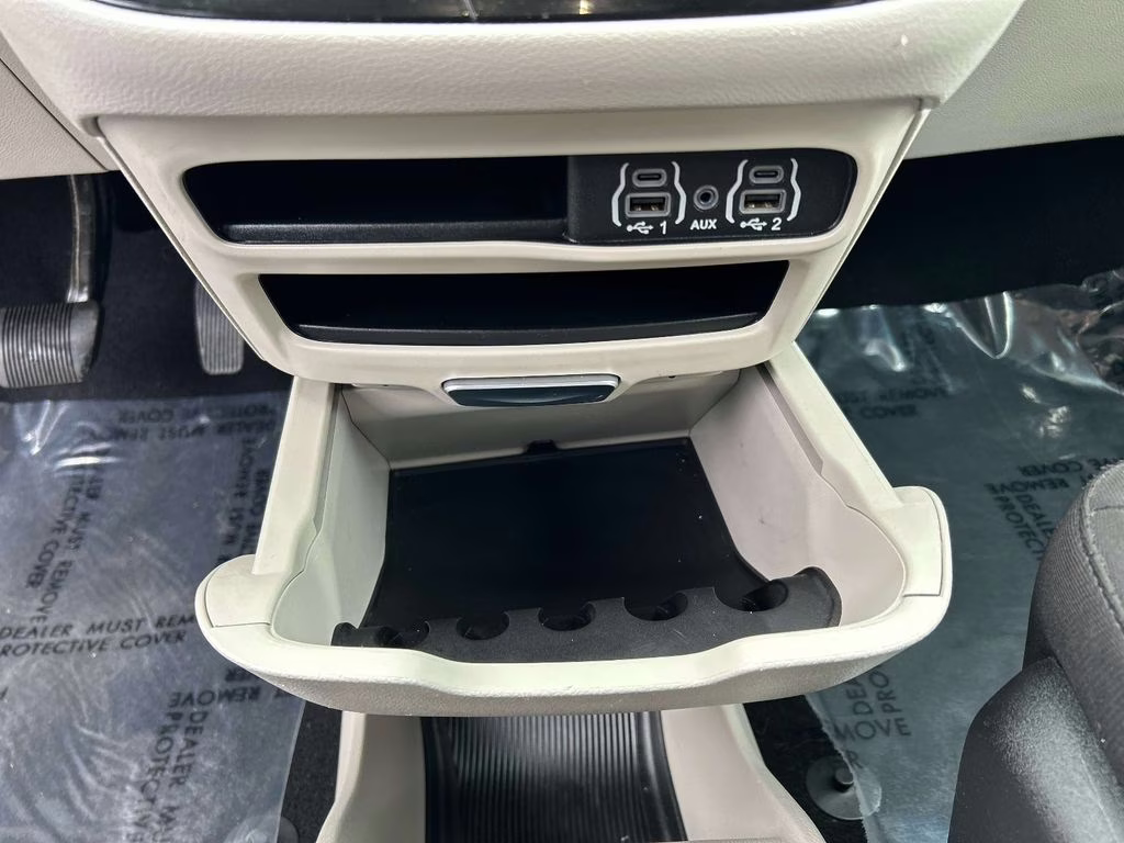 2023 Silver Mist Clearcoat Chrysler Voyager LX FWD Van