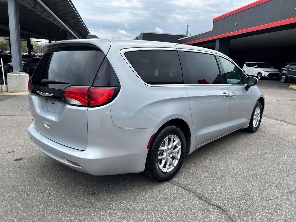 2023 Silver Mist Clearcoat Chrysler Voyager LX FWD Van