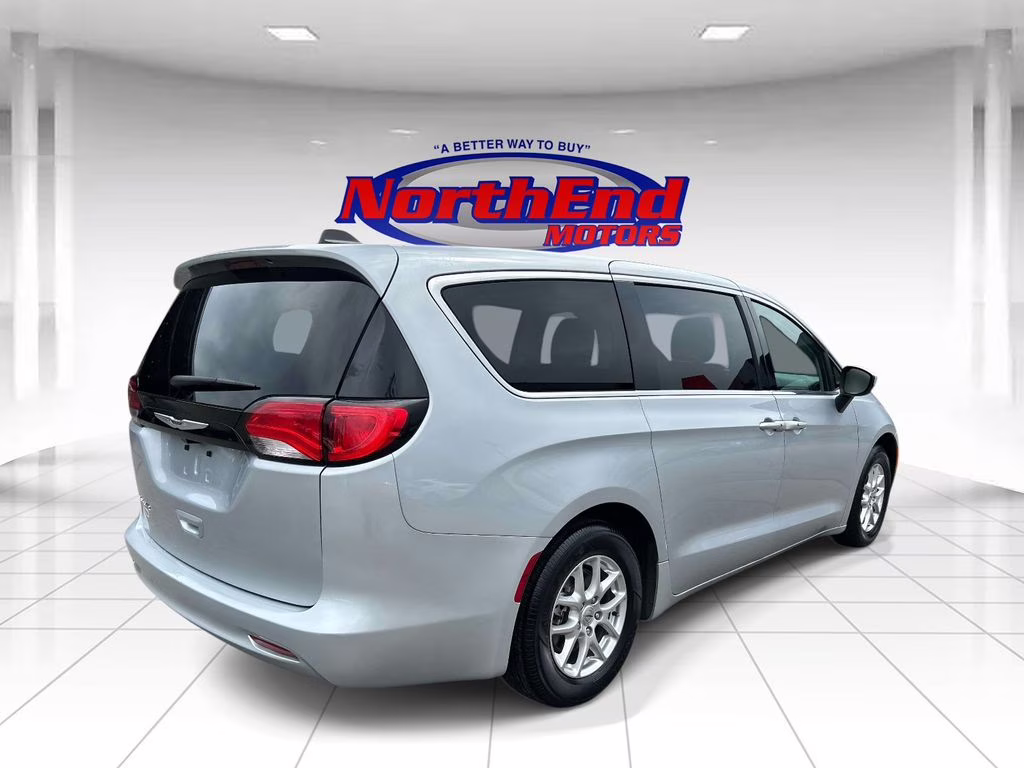 2023 Silver Mist Clearcoat Chrysler Voyager LX FWD Van