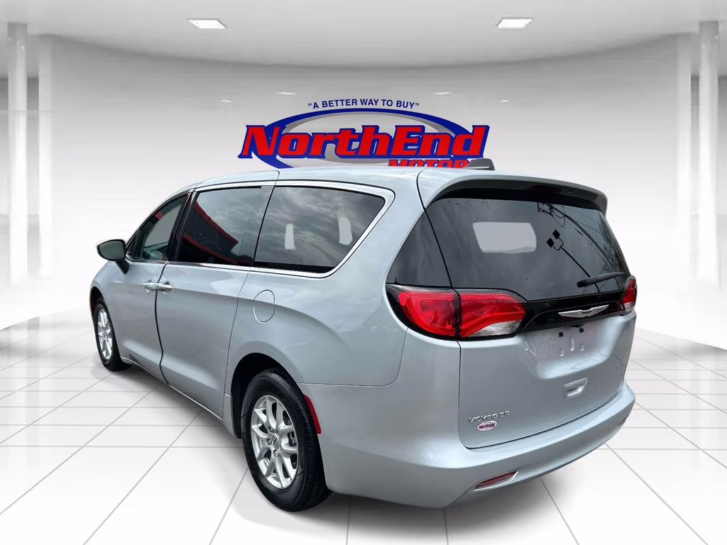 2023 Silver Mist Clearcoat Chrysler Voyager LX FWD Van