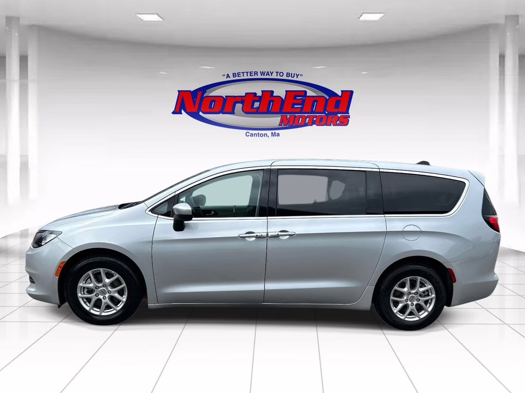 2023 Silver Mist Clearcoat Chrysler Voyager LX FWD Van