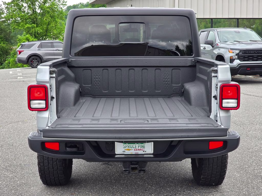 2022 Silver Zynith Clearcoat Jeep Gladiator Sport 4X4 Truck