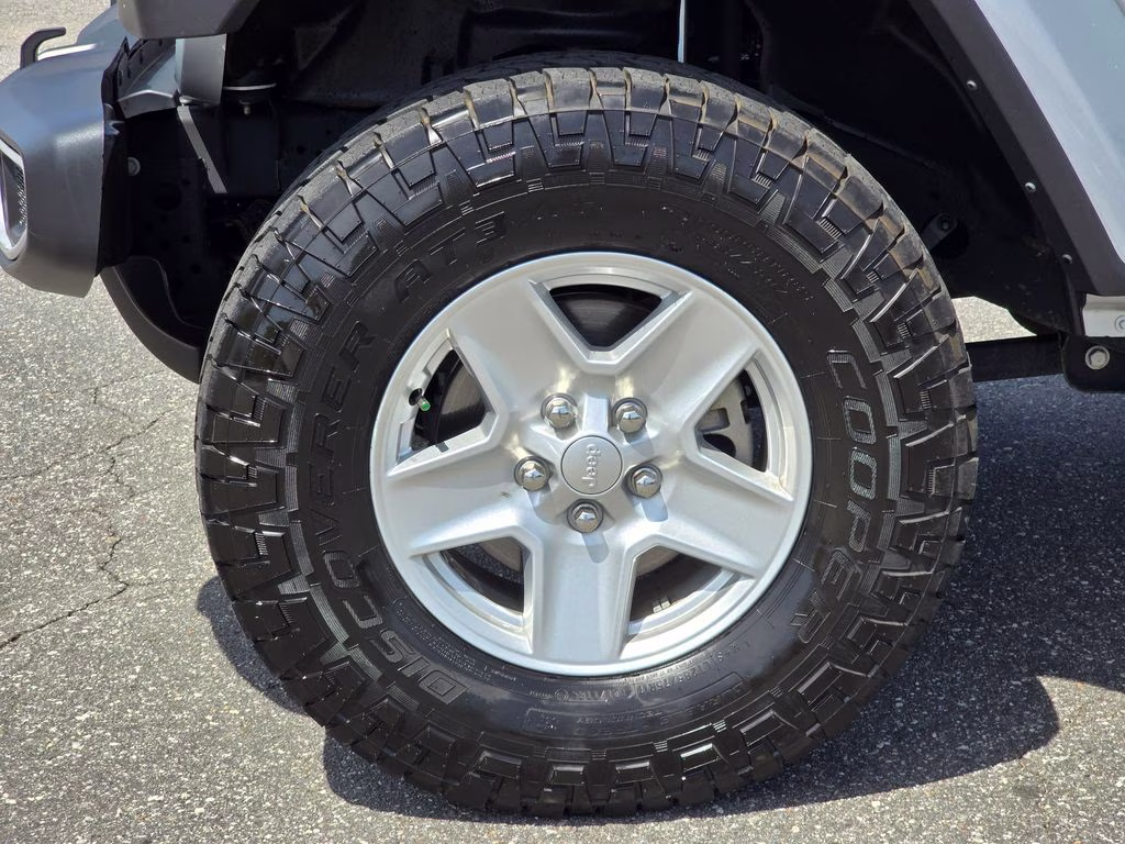 2022 Silver Zynith Clearcoat Jeep Gladiator Sport 4X4 Truck