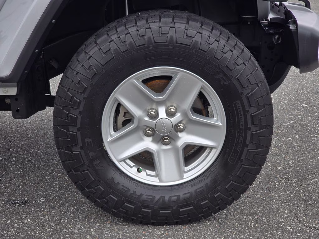 2022 Silver Zynith Clearcoat Jeep Gladiator Sport 4X4 Truck