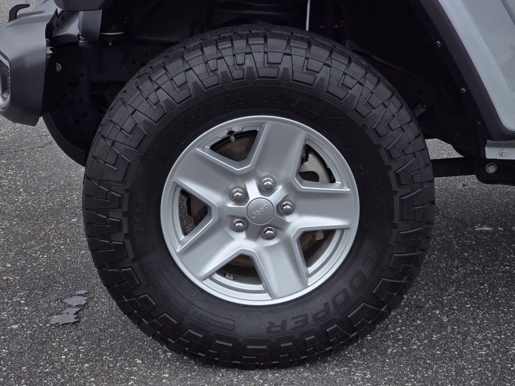 2022 Silver Zynith Clearcoat Jeep Gladiator Sport 4X4 Truck