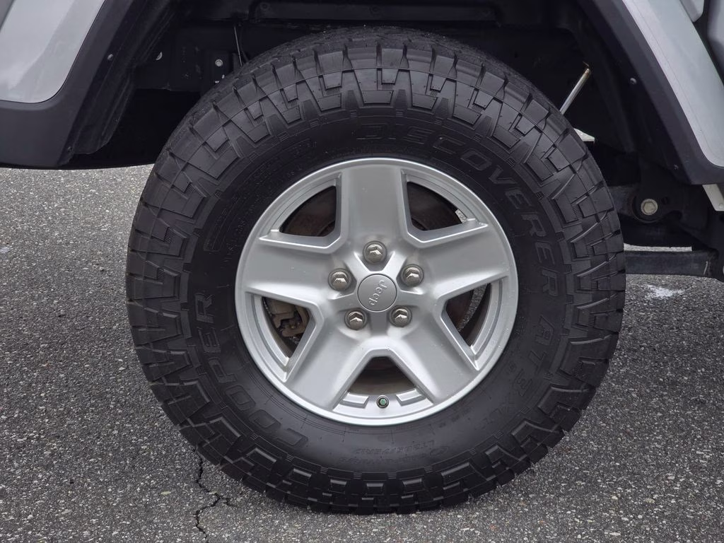 2022 Silver Zynith Clearcoat Jeep Gladiator Sport 4X4 Truck