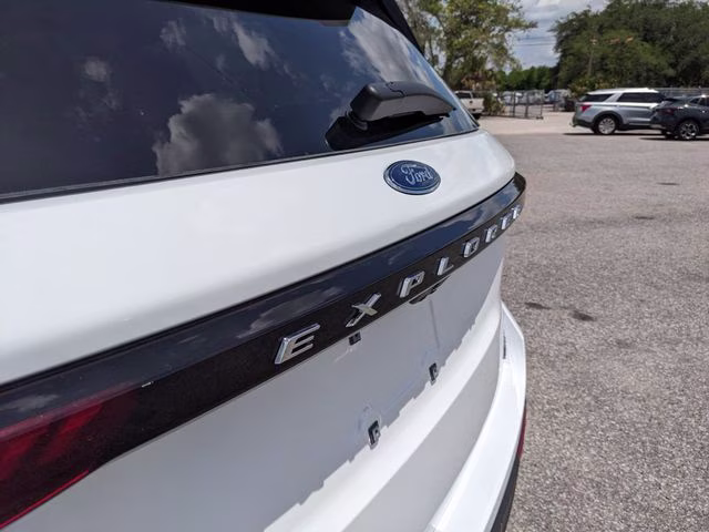 2026 Oxford White Ford Explorer Active 4X4 SUV