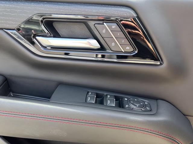2025 Summit White GMC Yukon AT4 Ultimate 4X4 SUV