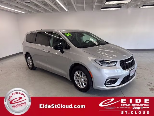 2024 Chrysler Pacifica Touring L's photo