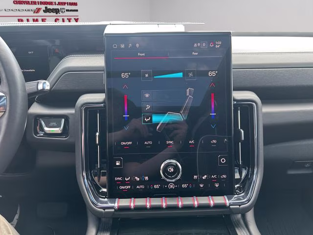 2025 Summit White GMC Yukon AT4 Ultimate 4X4 SUV