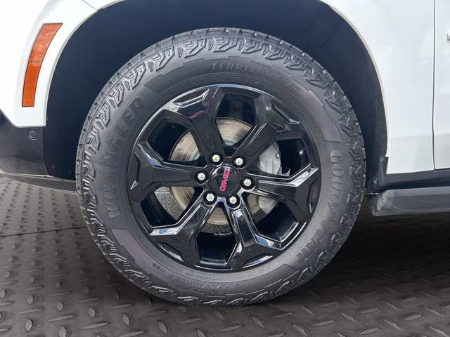 2025 Summit White GMC Yukon AT4 Ultimate 4X4 SUV