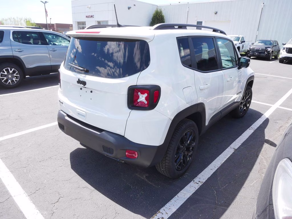 2022 Alpine White Clearcoat Jeep Renegade Altitude 4X4 SUV