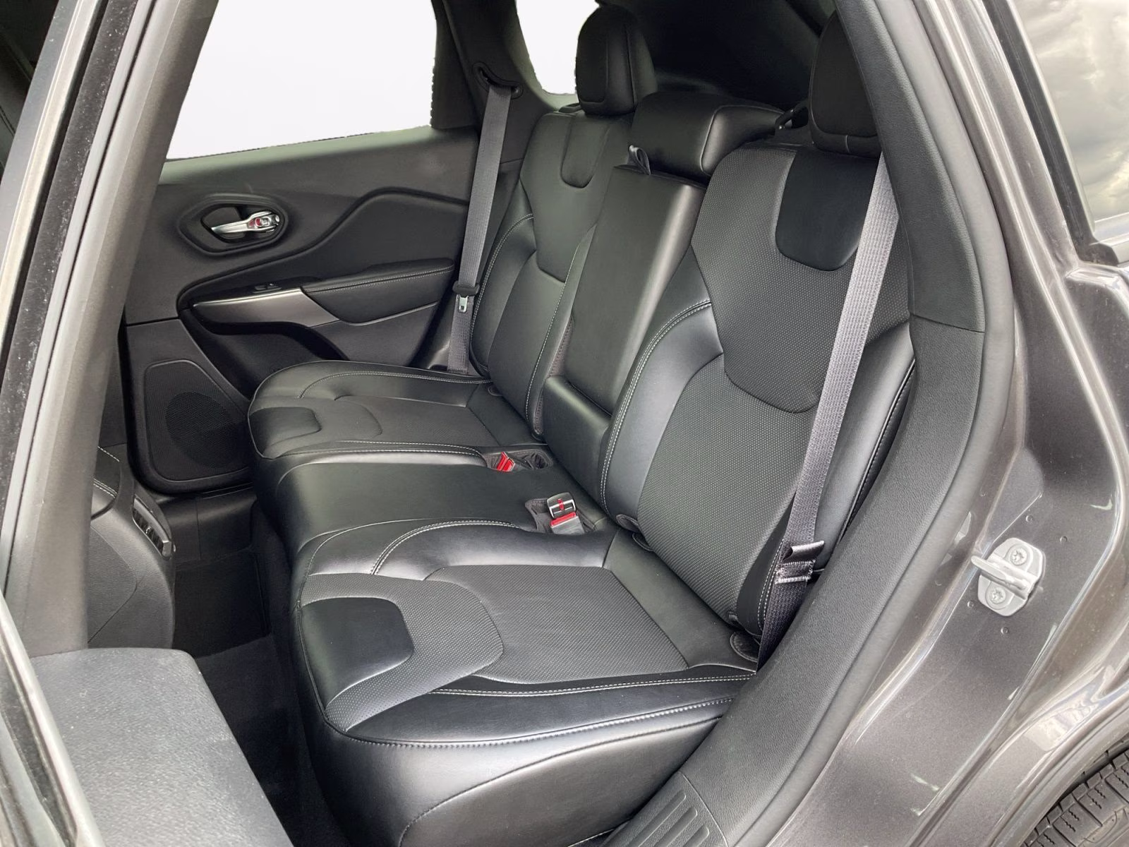 2022 Granite Crystal Metallic Clearcoat Jeep Cherokee Latitude Lux 4X4 SUV