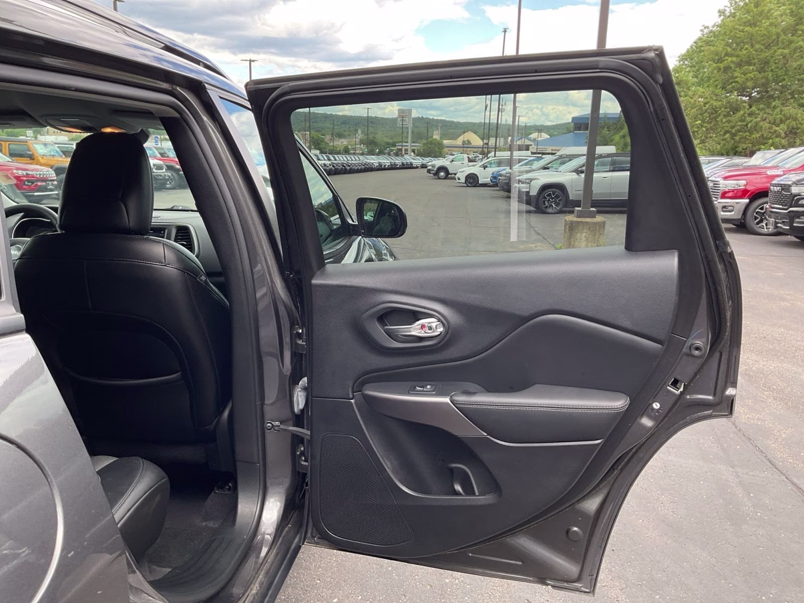 2022 Granite Crystal Metallic Clearcoat Jeep Cherokee Latitude Lux 4X4 SUV