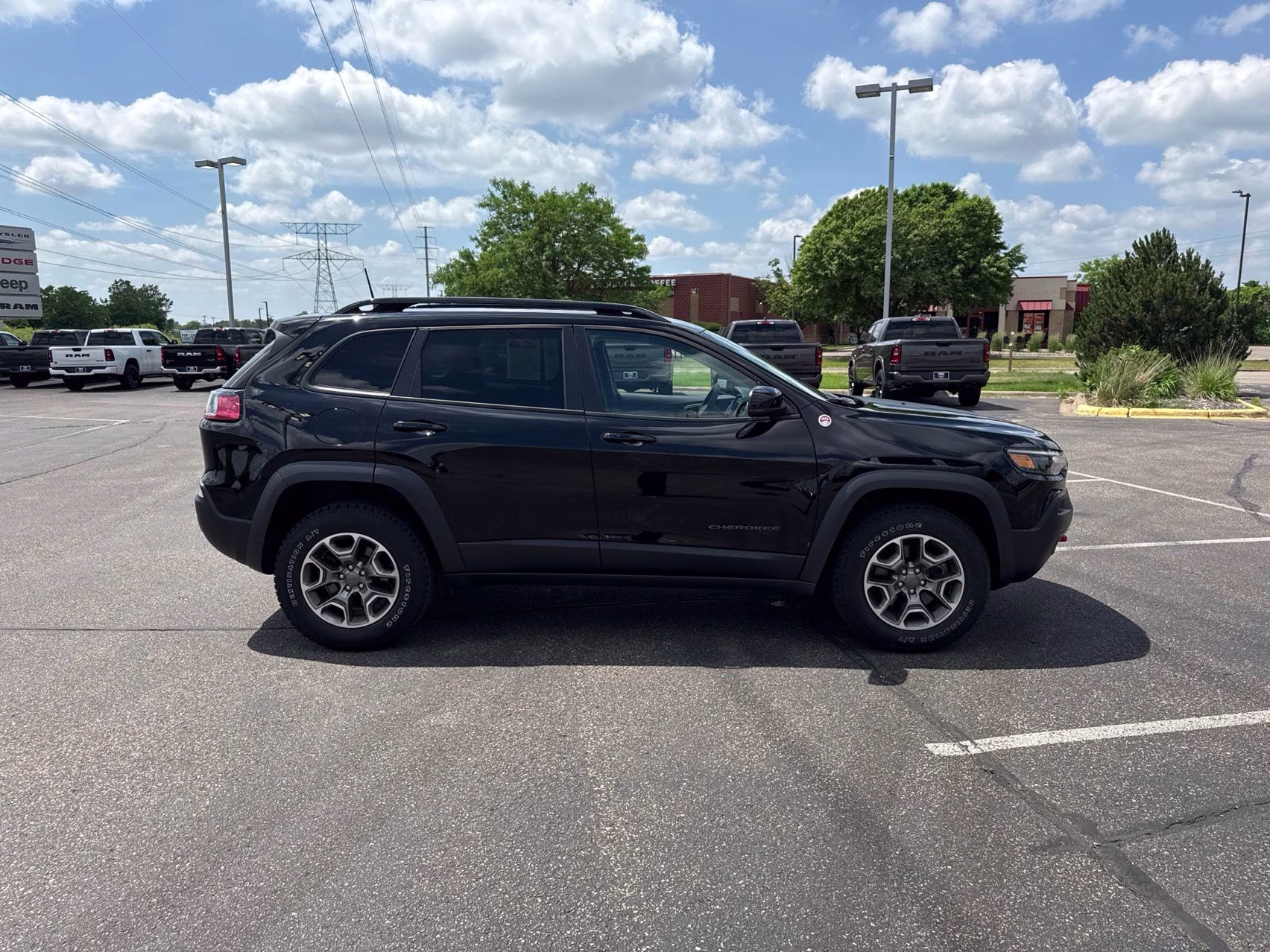 2022 Diamond Black Crystal Pearlcoat Jeep Cherokee Trailhawk 4X4 SUV