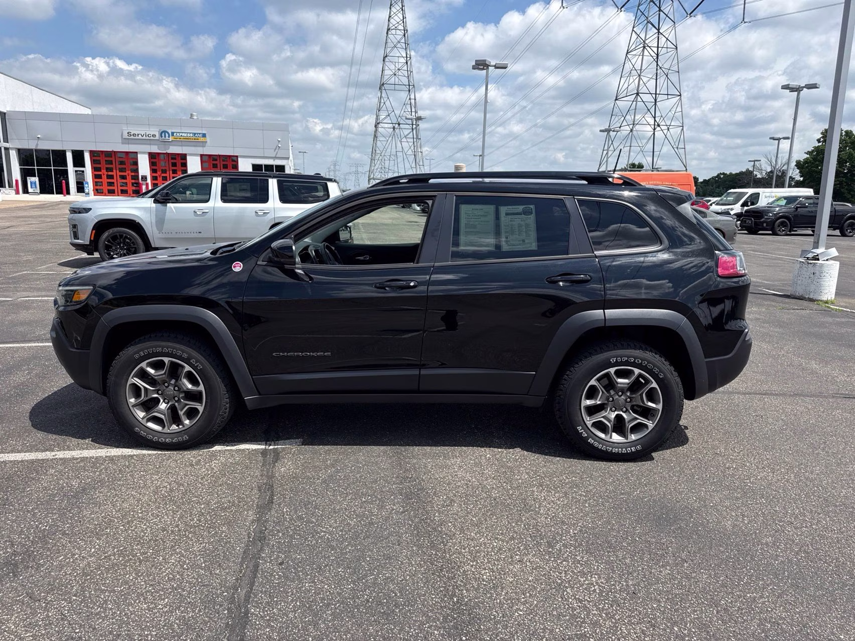 2022 Diamond Black Crystal Pearlcoat Jeep Cherokee Trailhawk 4X4 SUV