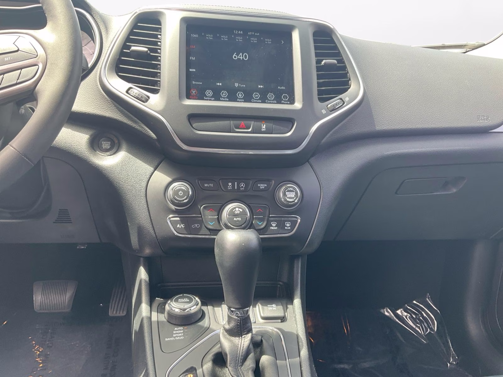2022 Granite Crystal Metallic Clearcoat Jeep Cherokee Latitude Lux 4X4 SUV
