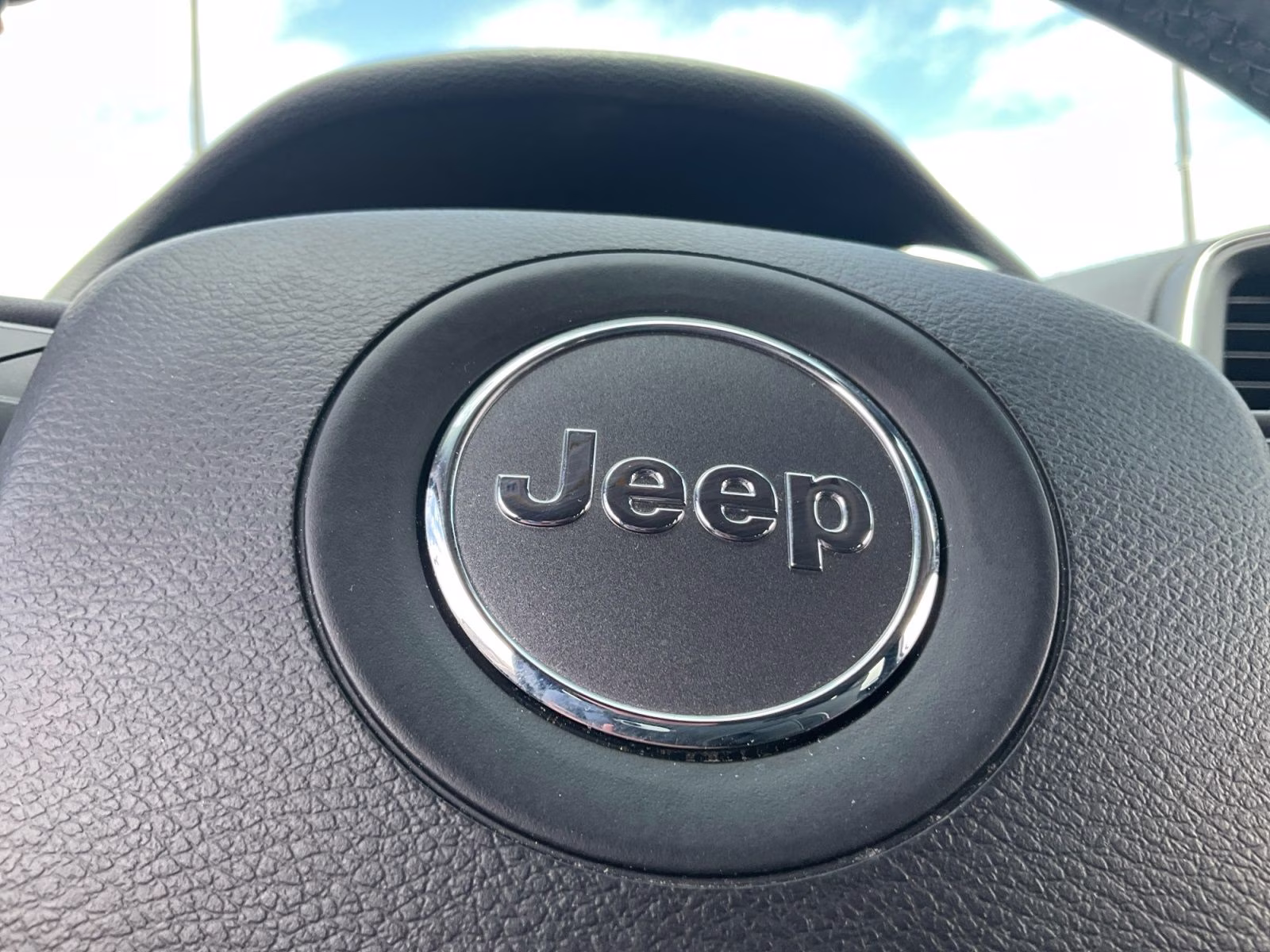 2022 Granite Crystal Metallic Clearcoat Jeep Cherokee Latitude Lux 4X4 SUV