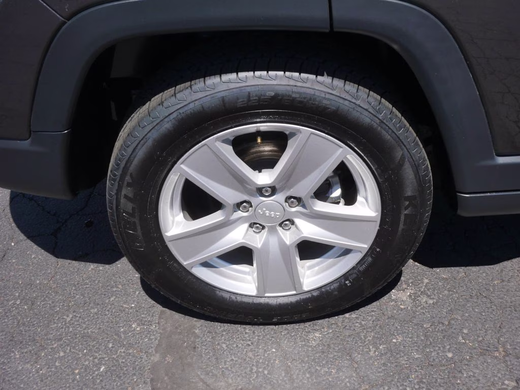 2022 Granite Crystal Metallic Clearcoat Jeep Compass Latitude 4X4 SUV
