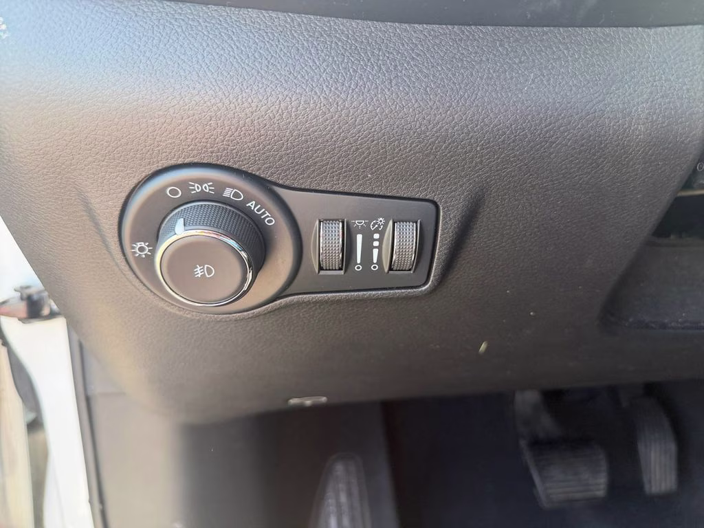 2022 Bright White Clearcoat Jeep Compass Trailhawk w/Adaptive Cruise & Blind Spot & Cross P 4X4 SUV